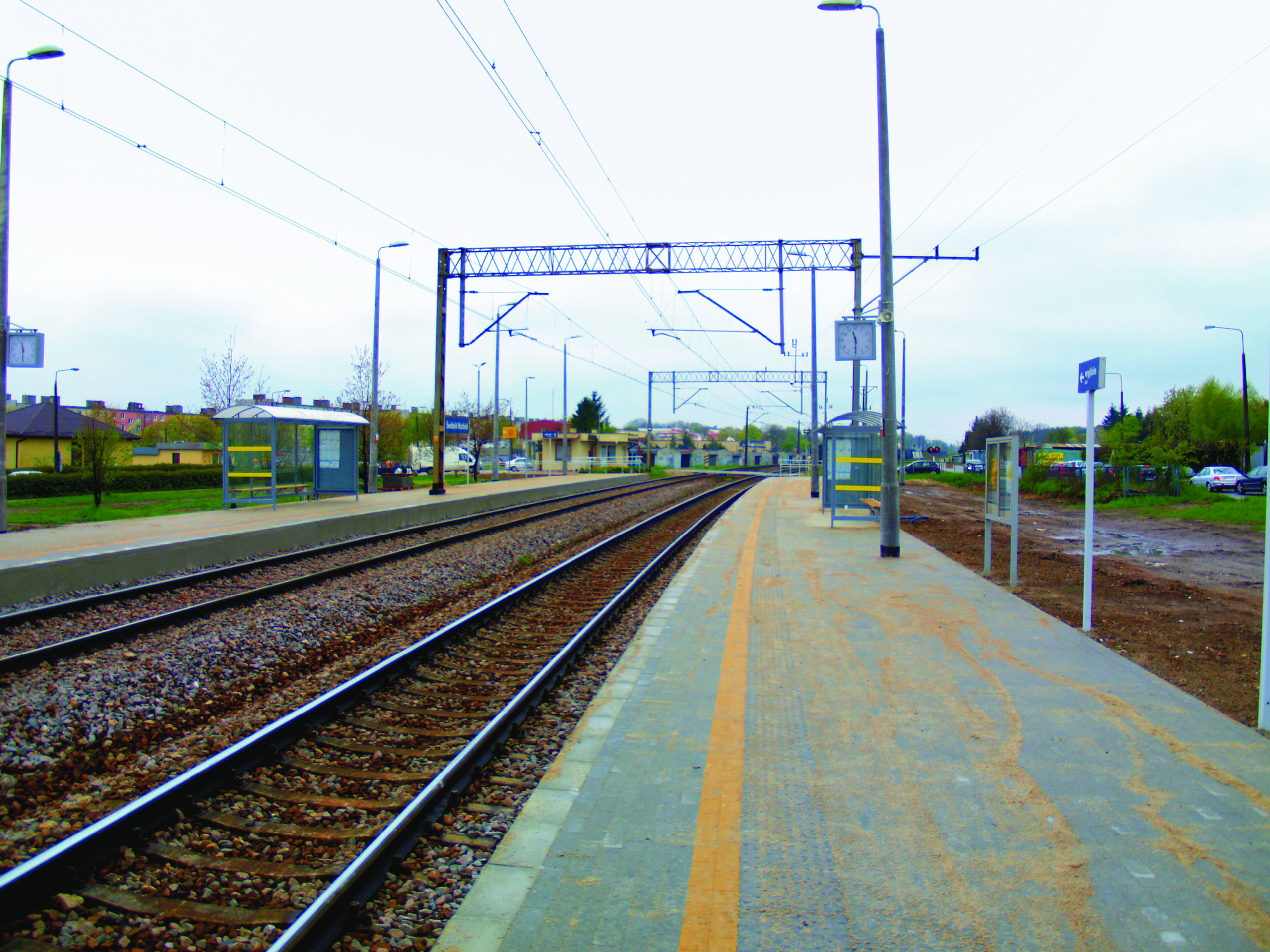 Wykonanie nawierzchni peronów na przystanku Świdnik Wschód oraz w Suścu
